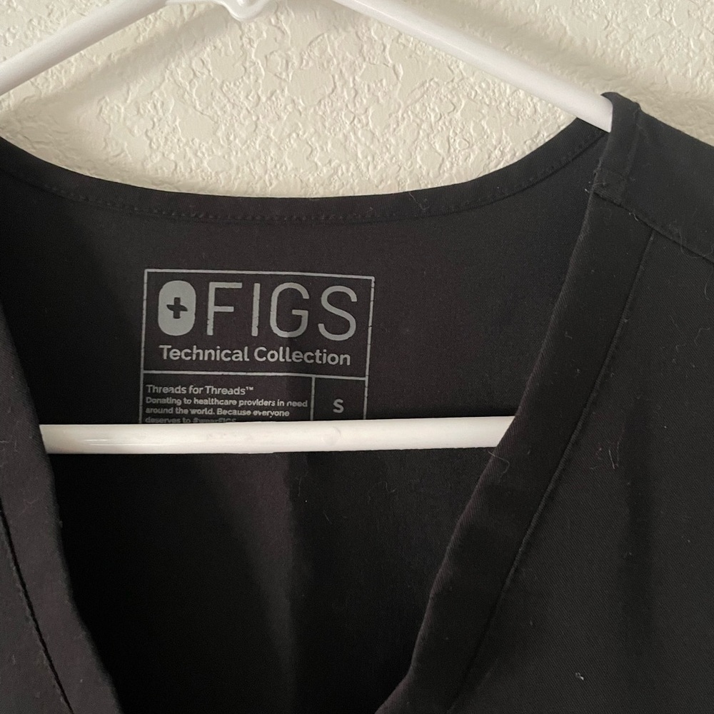 Black Figs Casma three pocket scrub top
